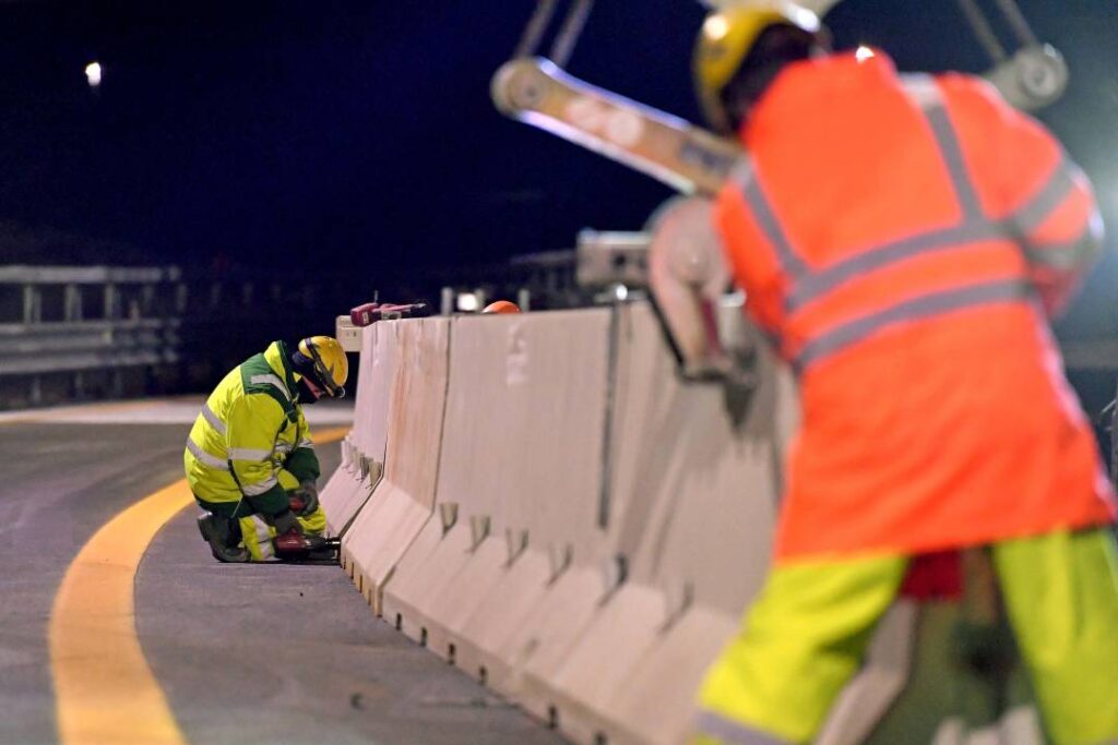 posa barriere di sicurezza per realizzazione terza corsia autostrada A4