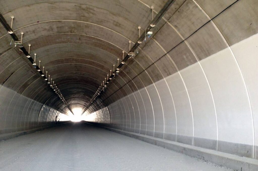 interno galleria su autostrada A1 variante di valico