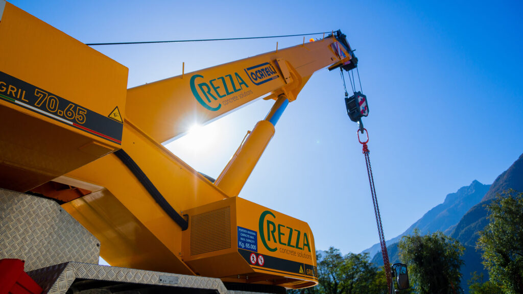 mezzo meccanico di crezza per il sollevamento, spostamento e posa di barriere in calcestruzzo stradali