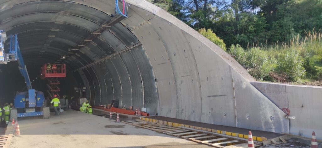 galleria a becco di flauto su tratto autostrada A14 in provincia di teramo