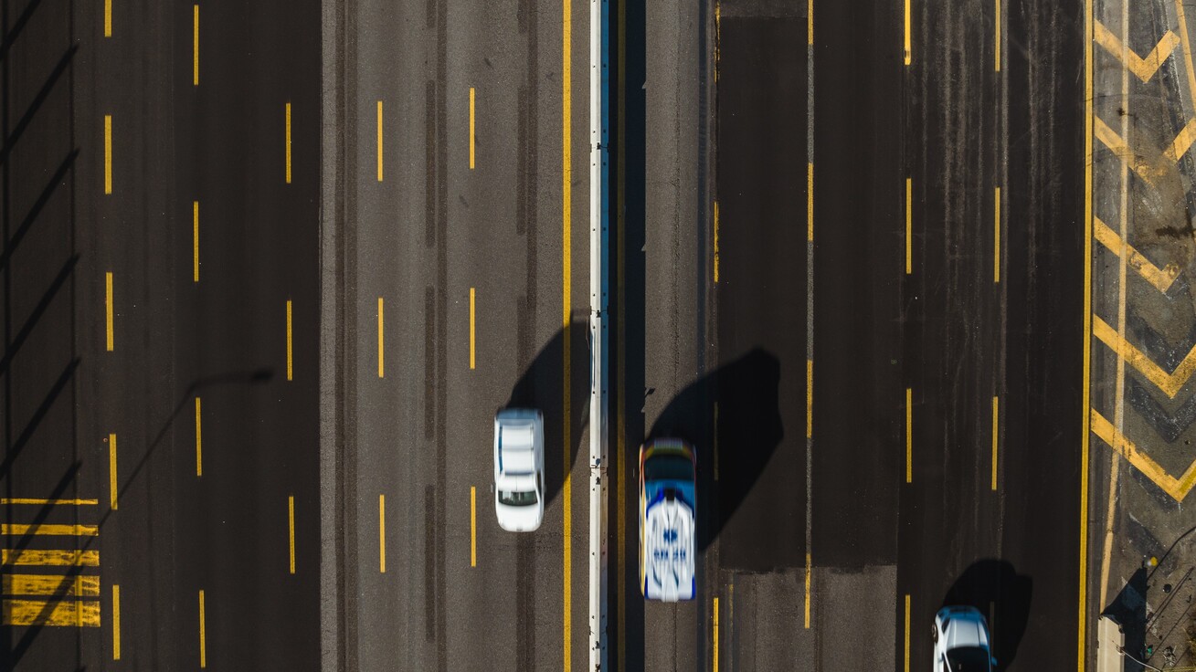 barriera stradale in calcestruzzo moderna FAST vista dall'alto su autostrada A8